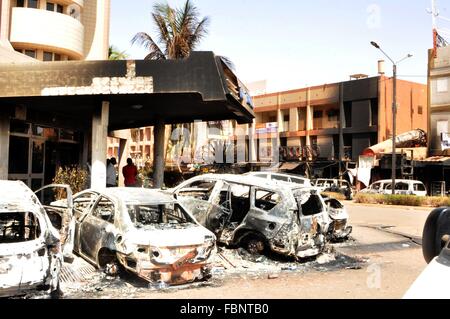 Ouagadougou, Burkina Faso. 18 gennaio, 2016. bruciato e saccheggiato facciate, motocicli e autoveicoli calcinato, smalto rotto è la relazione che siamo in grado di fare tre giorni dopo gli attentati terroristici commessi sul magnifico hotel e il caffè ripristinando il cappuccino a Ouagadougou in Burkina Faso. I corpi delle vittime che è stata rimossa la polizia scientifica continua le sue indagini. Va ricordato che non abbiamo avuto accesso all'interno di luoghi. Credito: imagespic/Alamy Live News Foto Stock