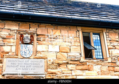 Iscrizione presso la parte anteriore del pauper's Hospital, piazza Duomo Durham, 1666 Foto Stock