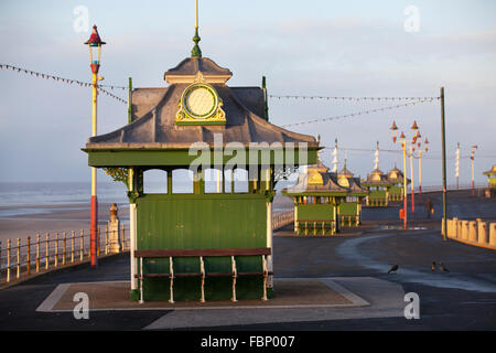 Ringhiere in ghisa preservate, rifugi decorati con la passeggiata edoardiana, ferro battuto, ripiano vittoriano sul lungomare di Blackpool Lancashire, Regno Unito Foto Stock