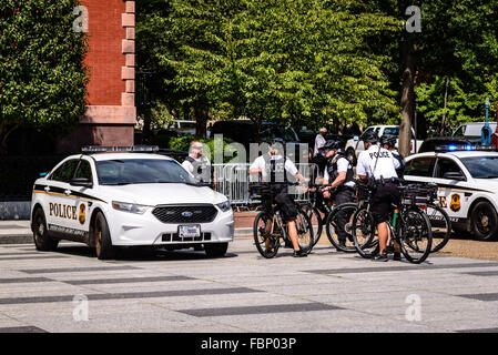 Gruppo di Stati Uniti servizio segreto di ciclisti di polizia e Ford Taurus auto della polizia, Washington DC Foto Stock