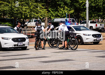 Gruppo di Stati Uniti servizio segreto di ciclisti di polizia e Ford Taurus auto della polizia, Washington DC Foto Stock