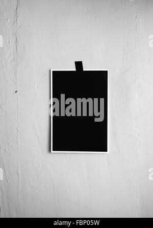 Nero Bianco poster appeso su un nastro sulla parete. Backg modello Foto  stock - Alamy