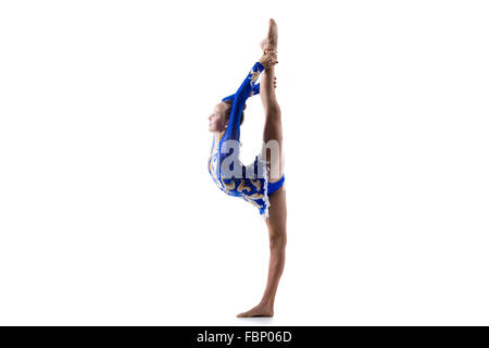 Bella ginnasta felice atleta ragazza adolescente che indossa la ballerina vestito blu che lavora fuori, dancing, ponendo, facendo scala posteriore, equilibrio Foto Stock