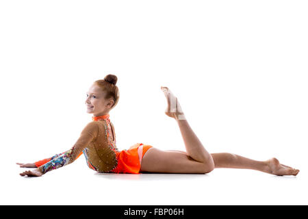 Attraente ginnasta allegra atleta ragazza adolescente che indossa la ballerina colorata leotard lavorando fuori, dancing, ponendo, fare arte ginnasta Foto Stock