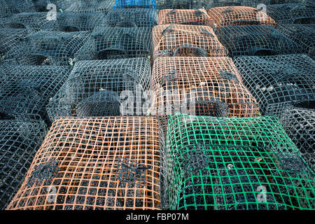 Pila di lobster pot su una banchina Foto Stock