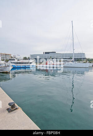 Ibiza hotel Corso nella Marina Botafoch con yachts su un inverno pieno di sole la mattina in dicembre, Ibiza, isole Baleari, Spagna Foto Stock