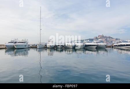 Ormeggiate barche e città vecchia Dalt Vila in background su un soleggiato inverno mattina sul dicembre 17, 2015 in Ibiza, Spagna. Foto Stock
