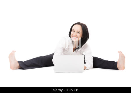 Sano e felice di lavoro e di studio. Sorridente giovane femmina office dipendente nel convenzionale facendo divide, seduta yoga in grandangolo Foto Stock