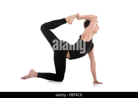 Sporty attraente giovane uomo che lavora fuori, facendo Royal Sunbird esercizio per abs e della colonna vertebrale, Chakravakasana, bilanciamento cat-caw Foto Stock