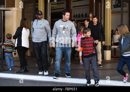 Mark Wahlberg prende i suoi due bambini più anziano, Michael e Ella Rae Wahlberg, a un filmato al Grove con: Mark Wahlberg, Michael Wahlberg, Ella Rae Wahlberg dove: Los Angeles, California, Stati Uniti quando: 18 Dic 2015 Foto Stock