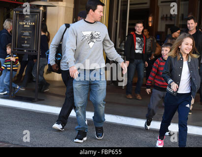 Mark Wahlberg prende i suoi due bambini più anziano, Michael e Ella Rae Wahlberg, a un filmato al Grove con: Mark Wahlberg, Michael Wahlberg, Ella Rae Wahlberg dove: Los Angeles, California, Stati Uniti quando: 18 Dic 2015 Foto Stock