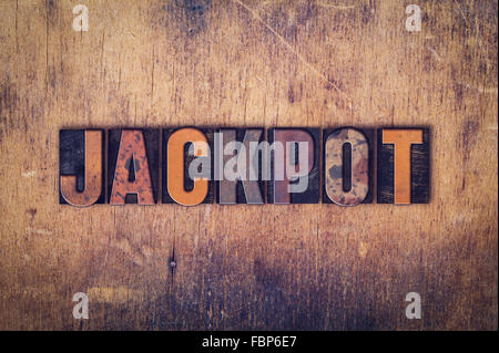 La parola "Jackpot' scritta in presenza di sporco vintage tipo di stampa in rilievo su di un legno invecchiato sfondo. Foto Stock