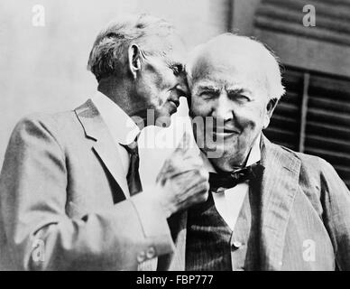 Pioniere di automobili Henry Ford parlando di inventore Thomas Alva Edison, c.1930 Foto Stock