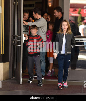 Mark Wahlberg prende i suoi due bambini più anziano, Michael e Ella Rae Wahlberg, a un filmato al Grove con: Mark Wahlberg, Michael Wahlberg, Ella Rae Wahlberg dove: Los Angeles, California, Stati Uniti quando: 18 Dic 2015 Foto Stock