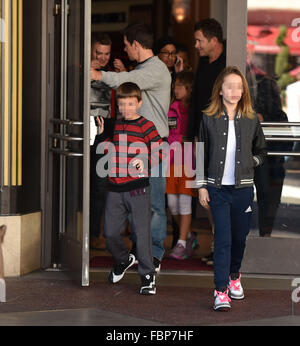 Mark Wahlberg prende i suoi due bambini più anziano, Michael e Ella Rae Wahlberg, a un filmato al Grove con: Mark Wahlberg, Michael Wahlberg, Ella Rae Wahlberg dove: Los Angeles, California, Stati Uniti quando: 18 Dic 2015 Foto Stock