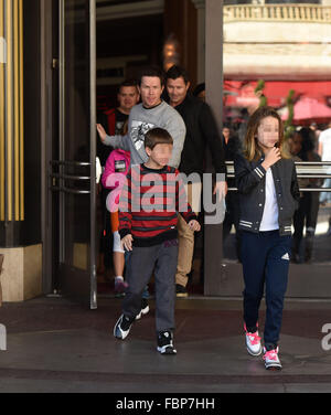 Mark Wahlberg prende i suoi due bambini più anziano, Michael e Ella Rae Wahlberg, a un filmato al Grove con: Mark Wahlberg, Michael Wahlberg, Ella Rae Wahlberg dove: Los Angeles, California, Stati Uniti quando: 18 Dic 2015 Foto Stock