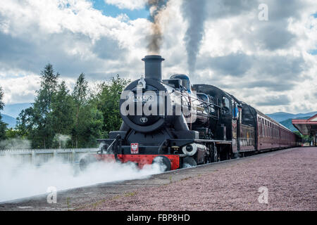 Ivatt 46512 locomotiva alla stazione di Aviemore Foto Stock