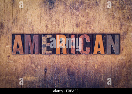 La parola 'americano ' scritto in presenza di sporco vintage tipo di stampa in rilievo su di un legno invecchiato sfondo. Foto Stock