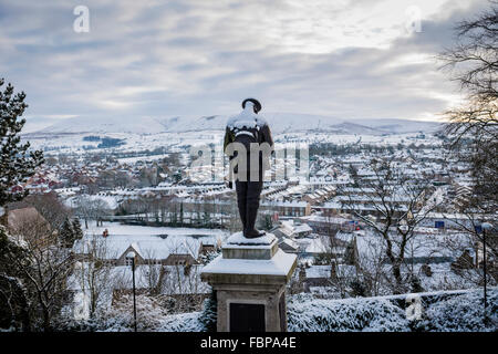 Clitheroe Castle War Memorial durante l'inverno, Lancashire, Regno Unito. Foto Stock