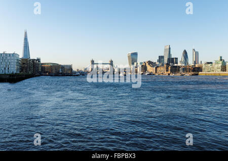 Il fiume il Tamigi e la City of London, Londra England Regno Unito Regno Unito Foto Stock