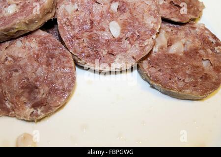 Fette di tipica salsiccia italiana chiamato 'sausage' nella piastra Foto Stock