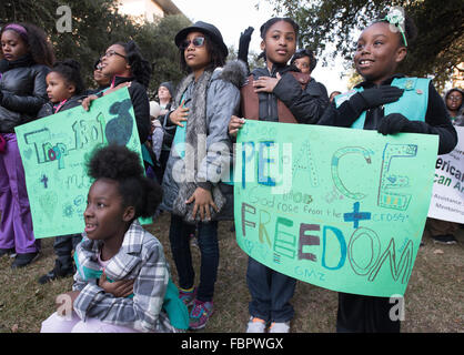 Afro-americano di Girl Scouts recitare giuramento di fedeltà prima di Martin Luther King giorno parade di Austin in Texas Foto Stock