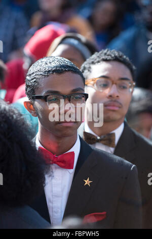 Huston-Tillotson studenti del college ascoltare relatore durante la sfilata nel centro di Austin Texas il Martin Luther King Day. Foto Stock