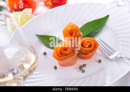 Un gruppo di delizioso salmone affumicato antipasti conformata come rose. Foto Stock