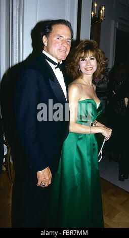 Washington, DC.USA, 2 luglio, 1991 Frank Gifford e moglie Kathy Lee a piedi al di fuori della Sala Est della Casa Bianca dopo aver partecipato al membro la cena in onore del presidente sudcoreano Roh Tae Woo. Credito: Mark Reinstein Foto Stock