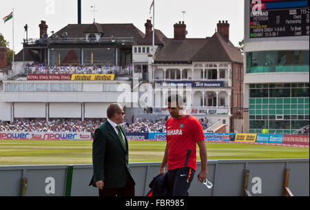 Successo bowler indiano, Zaheer Khan passeggiate intorno al confine a Trent Bridge cricket ground, Nottingham, Regno Unito Foto Stock