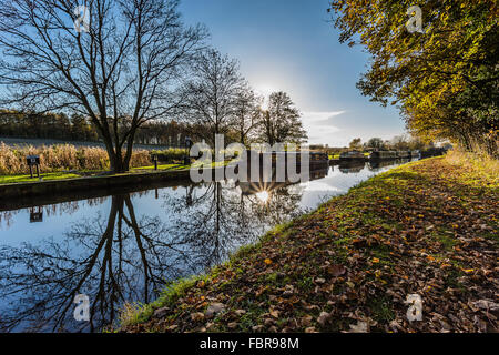 Una chiatta ormeggiata su un tratto di Chesterfield Canal, nel tardo inverno sun Foto Stock