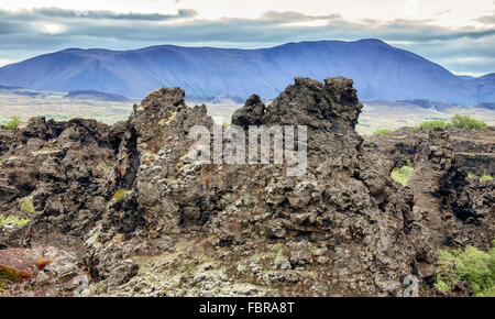 Nord Islanda Islanda. 1 agosto, 2015. Il gigante frastagliati vulcanico campo di lava a Dimmuborgir (letteralmente ''˜buio Castelli") con una forma insolita pilastri, dirupi e formazioni rocciose, reminiscenza di una antica cittadella collassato, fu creato circa duemila anni fa da un flusso di lava. Queste strutture drammatiche, a est di MÃ½vatn nel nord dell'Islanda, sono uno dei suoi più popolari naturale attrazioni turistiche. © Arnold Drapkin/ZUMA filo/Alamy Live News Foto Stock