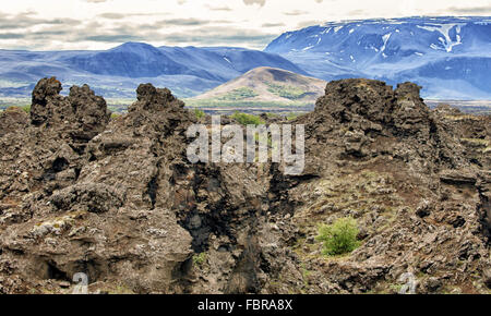 Nord Islanda Islanda. 1 agosto, 2015. Il gigante frastagliati vulcanico campo di lava a Dimmuborgir (letteralmente ''˜buio Castelli") con una forma insolita pilastri, dirupi e formazioni rocciose, reminiscenza di una antica cittadella collassato, fu creato circa duemila anni fa da un flusso di lava. Queste strutture drammatiche, a est di MÃ½vatn nel nord dell'Islanda, sono uno dei suoi più popolari naturale attrazioni turistiche. © Arnold Drapkin/ZUMA filo/Alamy Live News Foto Stock