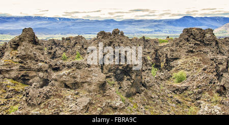 Nord Islanda Islanda. 1 agosto, 2015. Il gigante frastagliati vulcanico campo di lava a Dimmuborgir (letteralmente ''˜buio Castelli") con una forma insolita pilastri, dirupi e formazioni rocciose, reminiscenza di una antica cittadella collassato, fu creato circa duemila anni fa da un flusso di lava. Queste strutture drammatiche, a est di MÃ½vatn nel nord dell'Islanda, sono uno dei suoi più popolari naturale attrazioni turistiche. © Arnold Drapkin/ZUMA filo/Alamy Live News Foto Stock