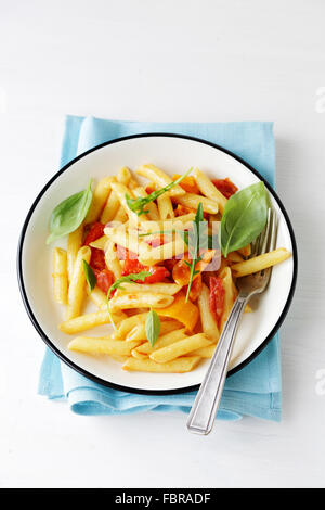 Penne alla salsa di formaggio e basilico vista superiore Foto Stock