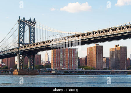 New York, Stati Uniti d'America: Manhattan Bridge dal quartiere Dumbo, rocce, East River, skyline Foto Stock