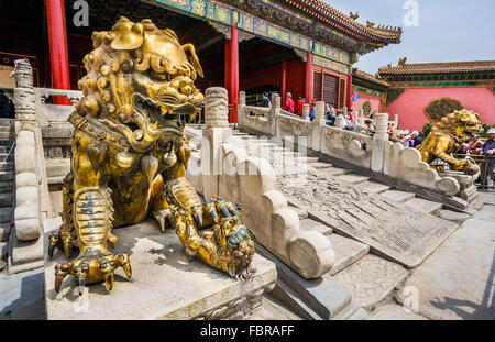 Cina, Pechino, la Città Proibita, bronce lions a Qing Qian uomini, Porta della purezza celeste Foto Stock