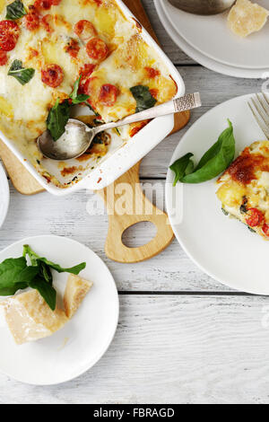 Hot lasagne con formaggio e spinaci nel piatto Foto Stock