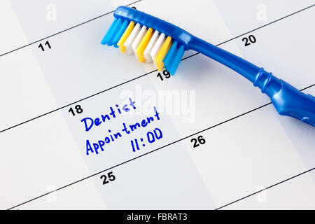 Promemoria 'Dentist nomina 11-00' nel calendario con spazzolino da denti. Foto Stock