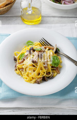 Tagliatelle con funghi e formaggio sulla piastra Foto Stock