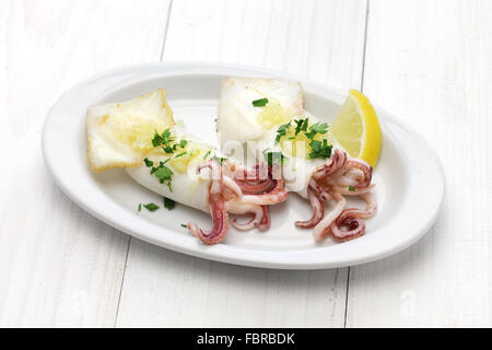 Calamari a la plancha, calamari alla griglia, piatti spagnoli isolati su sfondo bianco Foto Stock