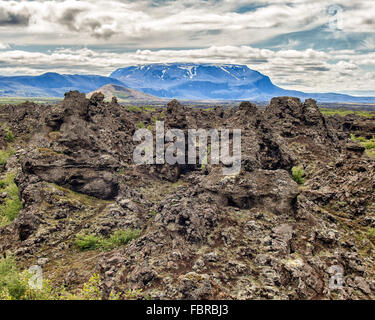 Nord Islanda Islanda. 1 agosto, 2015. Il gigante frastagliati vulcanico campo di lava a Dimmuborgir (letteralmente ''˜buio Castelli") con una forma insolita pilastri, dirupi e formazioni rocciose, reminiscenza di una antica cittadella collassato, fu creato circa duemila anni fa da un flusso di lava. Queste strutture drammatiche, a est di MÃ½vatn nel nord dell'Islanda, sono uno dei suoi più popolari naturale attrazioni turistiche. © Arnold Drapkin/ZUMA filo/Alamy Live News Foto Stock