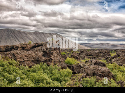 Nord Islanda Islanda. 1 agosto, 2015. Il gigante frastagliati vulcanico campo di lava a Dimmuborgir (letteralmente ''˜buio Castelli") con una forma insolita pilastri, dirupi e formazioni rocciose, reminiscenza di una antica cittadella collassato, fu creato circa duemila anni fa da un flusso di lava. Queste strutture drammatiche, a est di MÃ½vatn nel nord dell'Islanda, sono uno dei suoi più popolari naturale attrazioni turistiche. © Arnold Drapkin/ZUMA filo/Alamy Live News Foto Stock