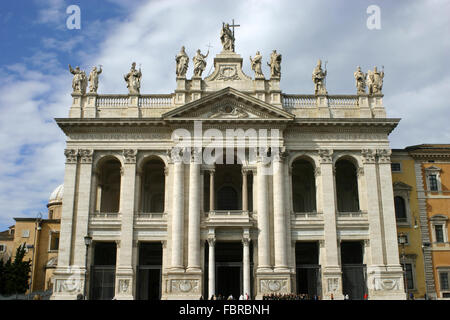La facciata della Arcibasilica papale di San Giovanni in Laterano, Roma Italia Foto Stock