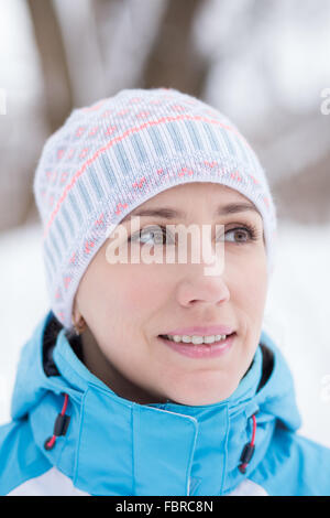 Close up ritratto di giovane donna caucasica dell'abbigliamento sportivo. Sorridente ragazza in inverno all'aperto Foto Stock