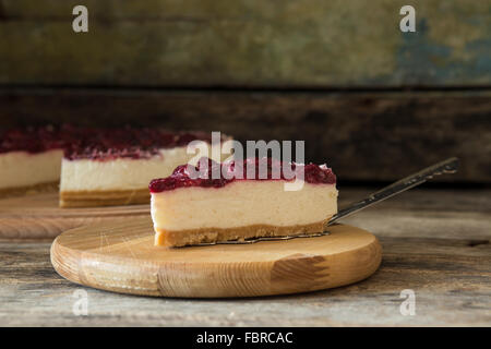 Cuneo di cheesecake su un tavolo di legno. In casa New York-style cheese cake Foto Stock