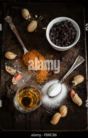 Lavori in corso per il bourbon e arachidi torte mini: ingredienti pronto su una padella vintage Foto Stock
