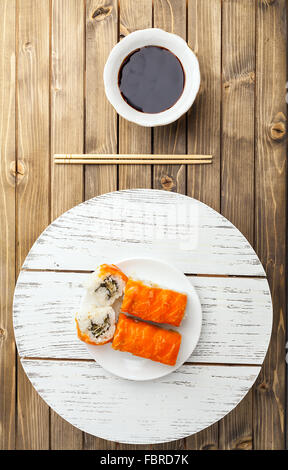 Rotolo di sushi : Fila di salmone. Foto Stock
