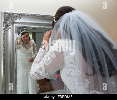 Sposa la preparazione per il suo matrimonio. Foto Stock