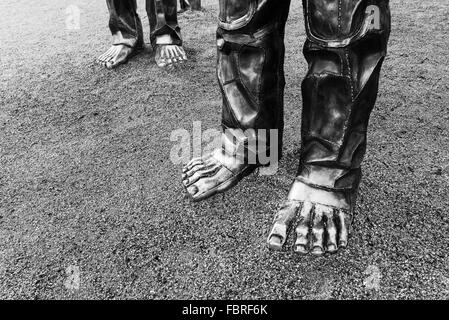 Piedi di 'Amazing Laughter' scultura installazione. Morton Park, Vancouver, British Columbia, Canada Foto Stock